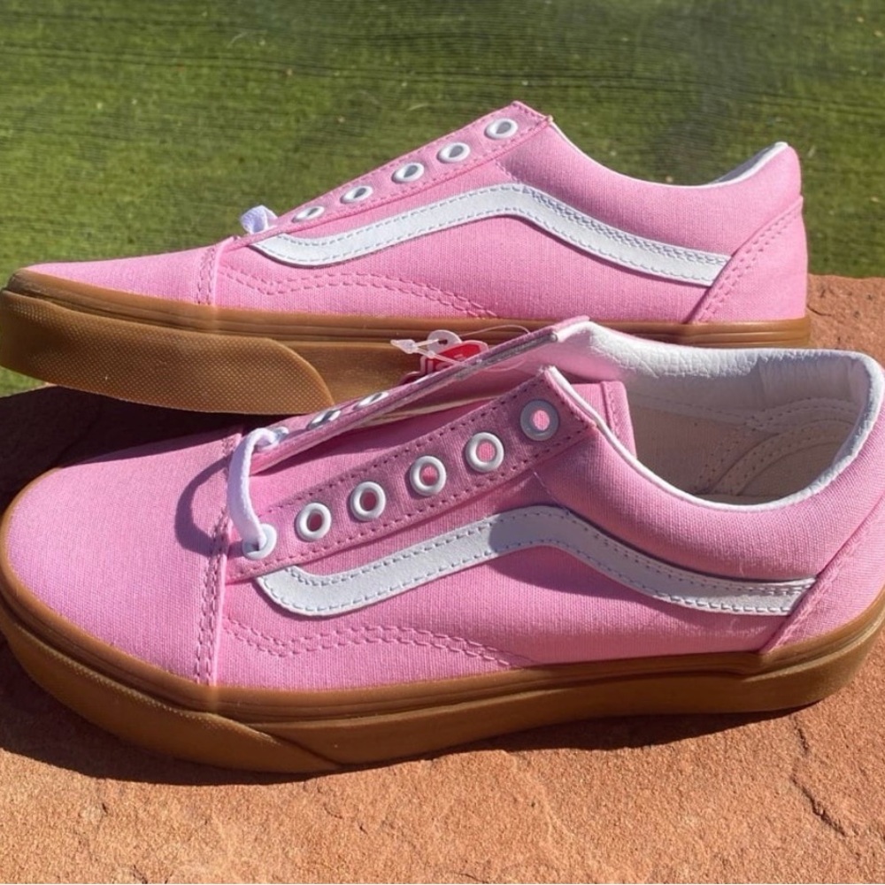 Women’s bubble gum pink, true white, and gum old skool vans